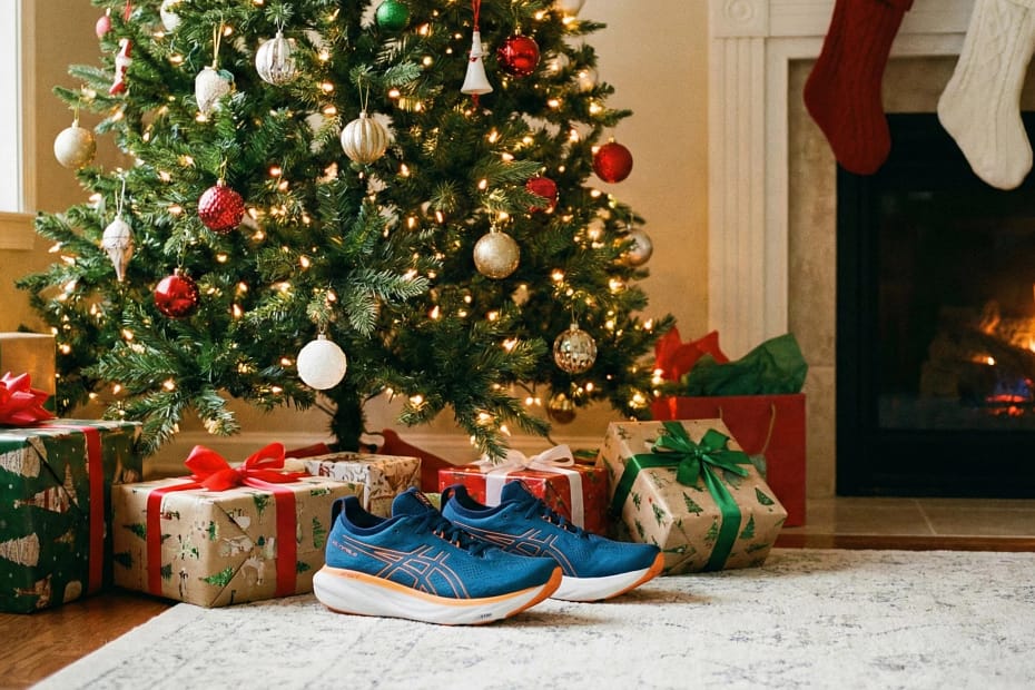Scarpe da running vicino all'albero di Natale, riposo durante le feste.