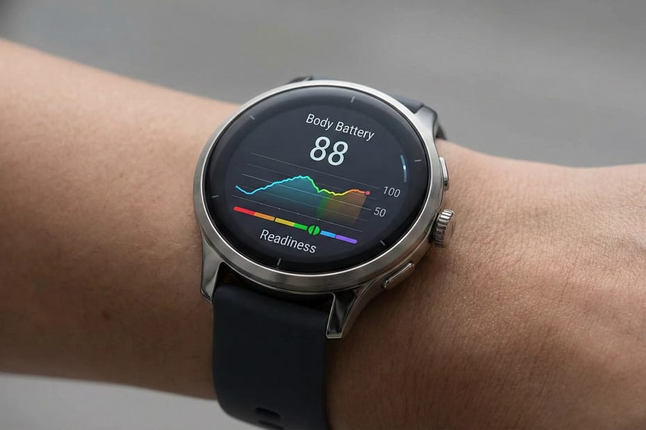 Smartwatch mostra dati HRV e variabilità cardiaca.
